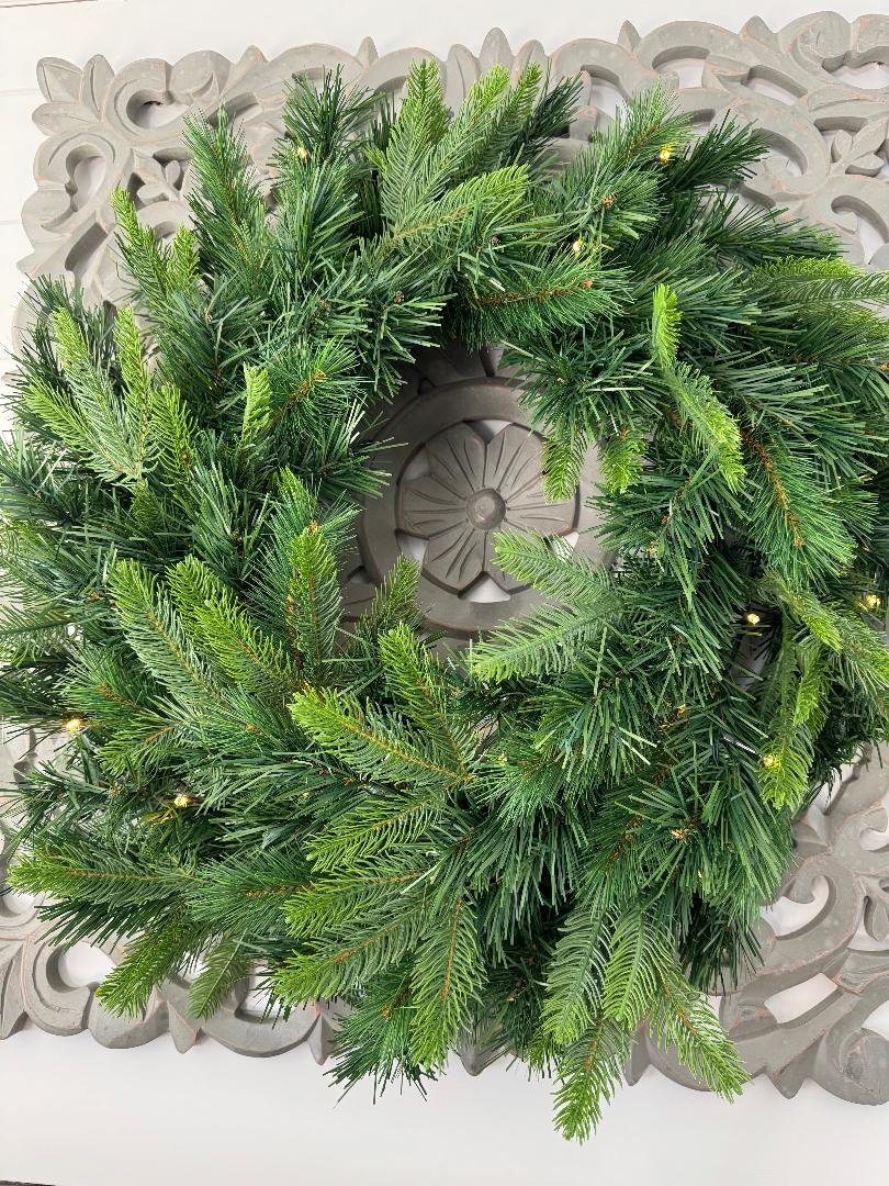 LIT VERMONT SPRUCE WREATH, 24", 182 TIP, 50 LED. BATTERY OPERATED TIMER